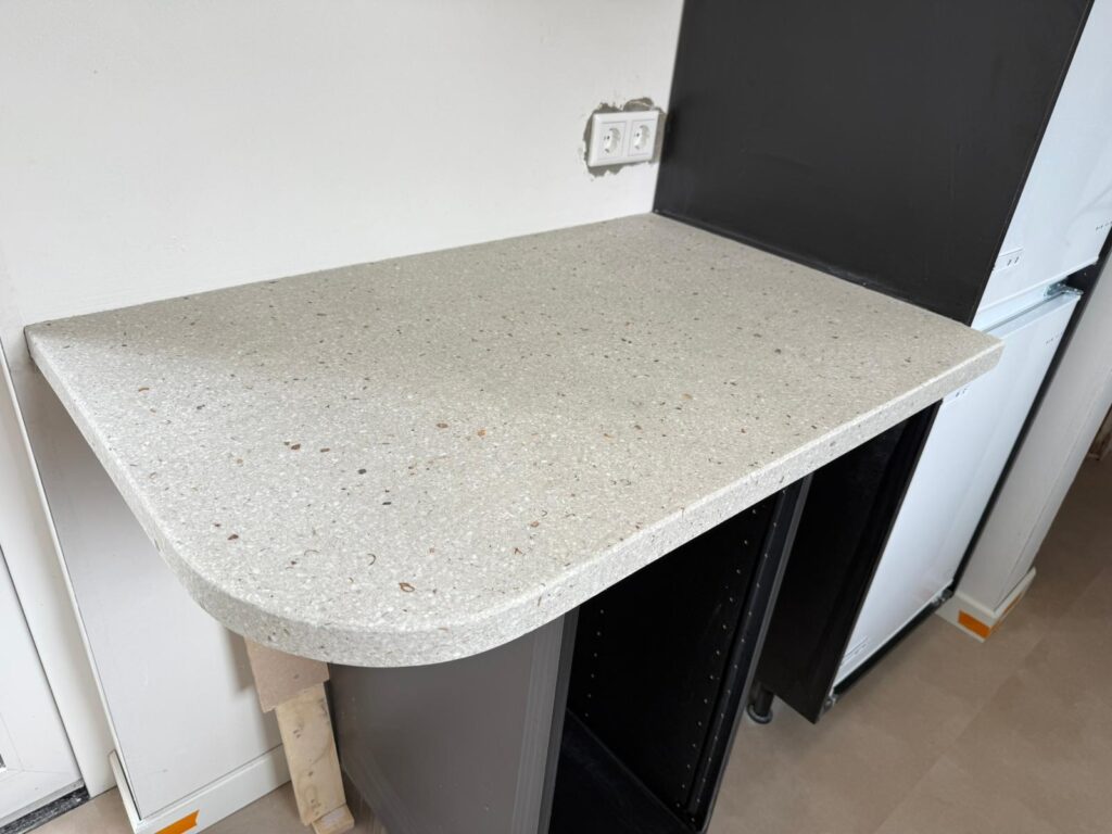 Project in beeld: Maatwerk terrazzo blad met schelpen