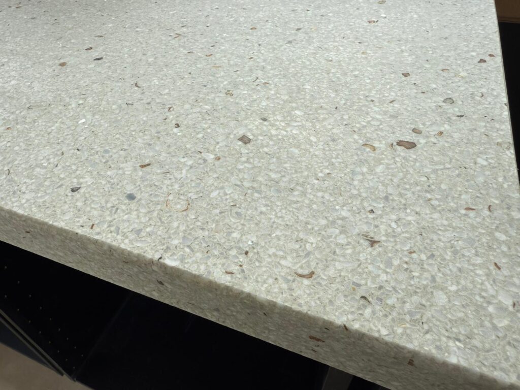 Project in beeld: Maatwerk terrazzo blad met schelpen